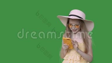 快乐少女浏览智能手机夏季服装和帽子，阿尔法频道。